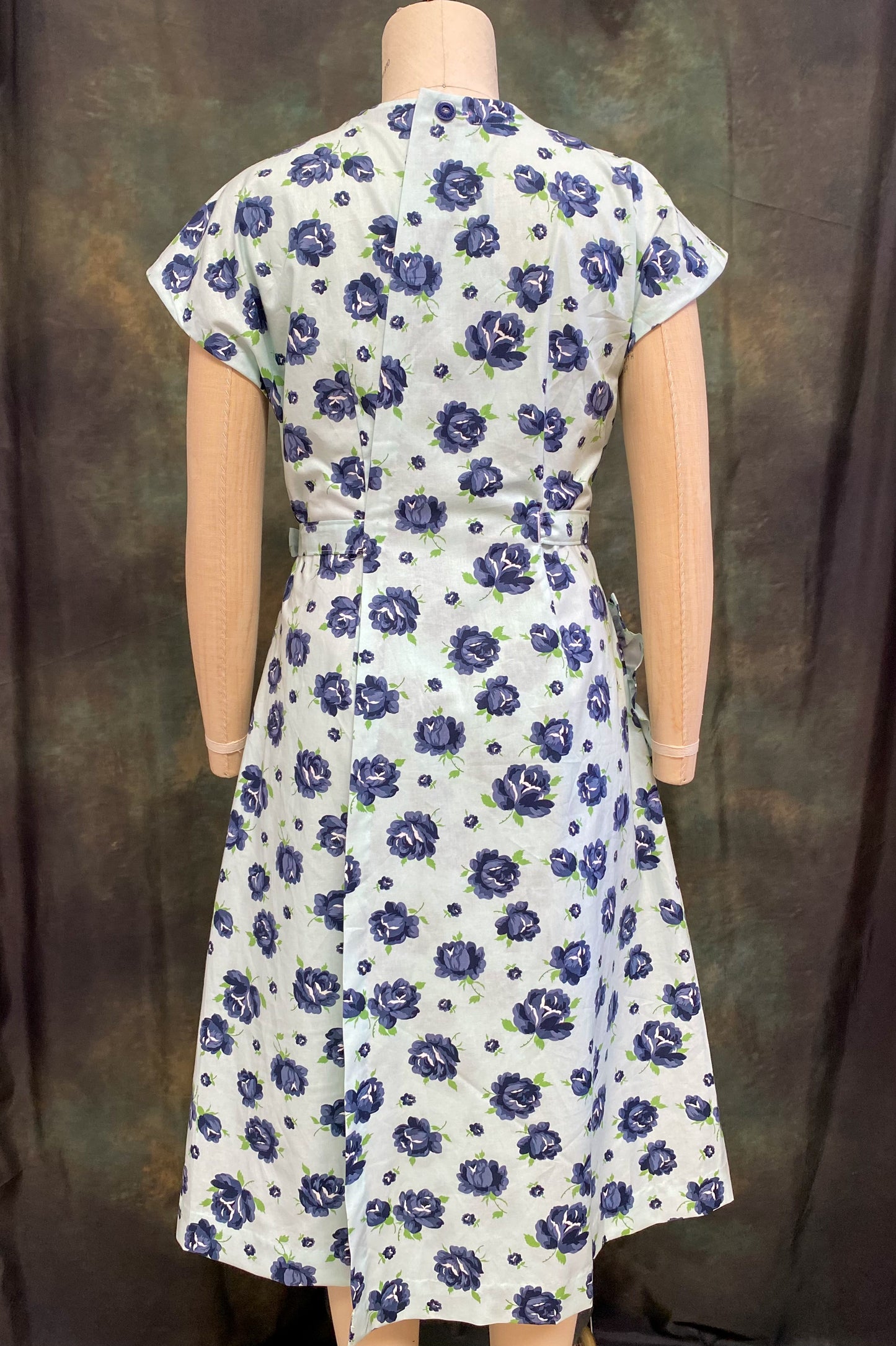 PRINTED PATTERN- Late 1940s Wrap Around House Dress with Pocket- Size 30"-42" Bust